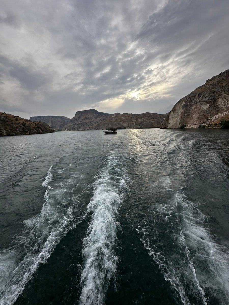 Emel hanımın gönderdiği fotoğrafı değerlendirirsek. ✅Oranlar 
✅Durgunluk içinde dinamizm 
❌Arkadaki tekne güneşin yansıdığı bölgede konumlandırılsa daha belirgin olurdu.
❌Kadrajda bir miktar eğrilik var. 
Genel olarak güzel ancak dijital düzenleme istiyor.