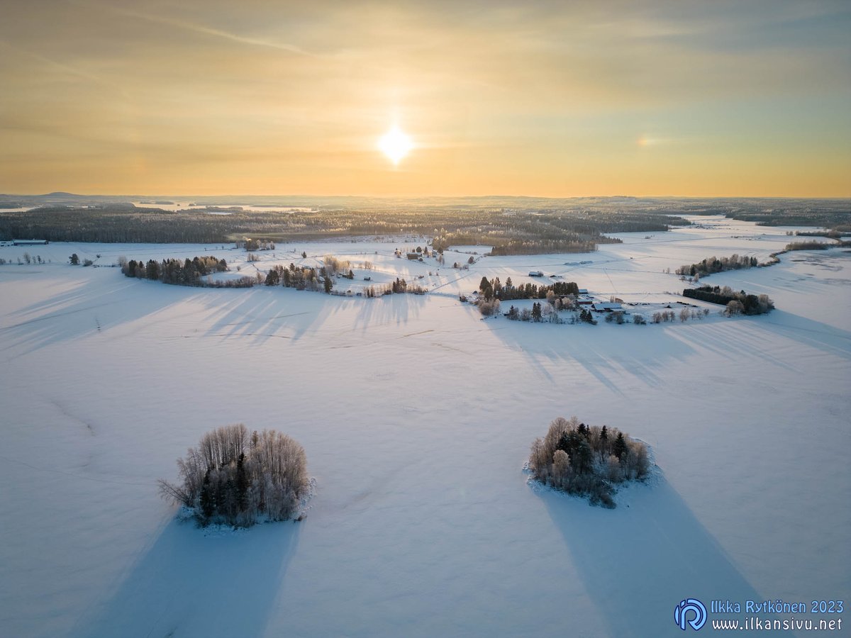 Nyt voi sanoa, että on talvi. Tulipahan koeponnistettua DJI Mini 3 Pro:n pakkaskestävyyttä ja hyvin se toimi -20 ℃ pakkasessa. Ohjaaja olisi tarvinnut paksummat käsineet, jotta olisi pystynyt akun lentämään loppuun asti. #iisalmi #finland #talvi #pakkanen #paaslahti #haapajärvi