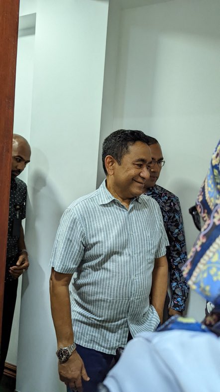 afaaf_saeed's tweet photo. މީ ރައީސް ޔާމިން ގަސްތުގަ ޖައްސާ ސްޓަންޓެއް.!!!!

ބޭނުންފުޅުވެގެން އެ އުޅުއްވަނީ ކަރެކްޝަނުން ކޮށްފައިވާ ޝަރުތުތަކާއި ހިލާފުވެގެން  ގަސްތުގައި ވިޔަސް ޖަލަށް އަބުރާ ދަަން. 

ކީއްވެ؟؟

ސަބަބަކީ އޭރުން ރައީސް ޑރ.މުޙައްމަދު މުޢިއްޒުގެ އިސްތަށިފުޅުގައި އަނިޔާވެރި ވީ ކަމުގެ ޓެގް އެޅުވުމަށްފަހު ރައްޔިތުން ގުނބޯ ހެއްދުން. އަދި ފިތުނަފަސާދަ އުފެއްދުން.

@MMuizzu