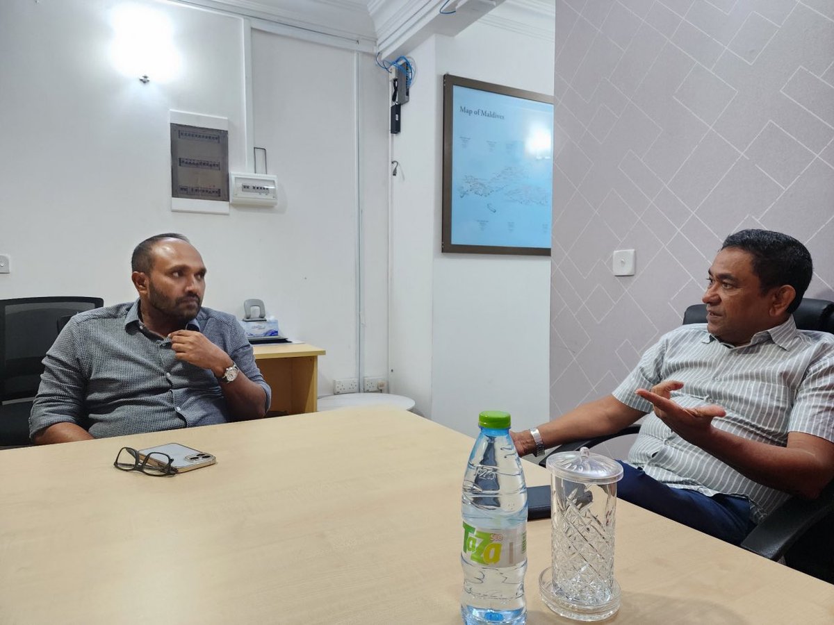 afaaf_saeed's tweet photo. މީ ރައީސް ޔާމިން ގަސްތުގަ ޖައްސާ ސްޓަންޓެއް.!!!!

ބޭނުންފުޅުވެގެން އެ އުޅުއްވަނީ ކަރެކްޝަނުން ކޮށްފައިވާ ޝަރުތުތަކާއި ހިލާފުވެގެން  ގަސްތުގައި ވިޔަސް ޖަލަށް އަބުރާ ދަަން. 

ކީއްވެ؟؟

ސަބަބަކީ އޭރުން ރައީސް ޑރ.މުޙައްމަދު މުޢިއްޒުގެ އިސްތަށިފުޅުގައި އަނިޔާވެރި ވީ ކަމުގެ ޓެގް އެޅުވުމަށްފަހު ރައްޔިތުން ގުނބޯ ހެއްދުން. އަދި ފިތުނަފަސާދަ އުފެއްދުން.

@MMuizzu