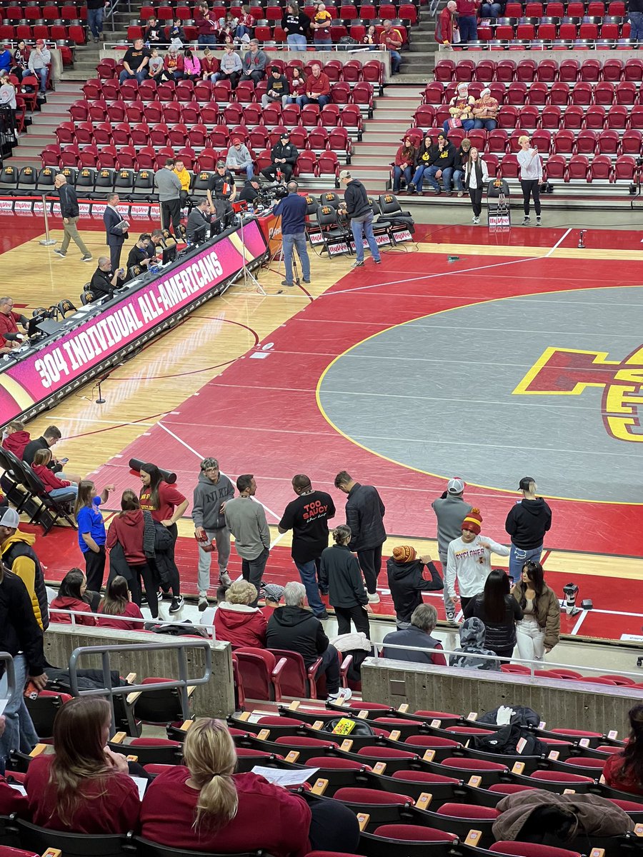 BenVisser43's tweet photo. The coach’s corner tape has been extended off the mat to meet the scorers table in one direction and off the floor in the other. Love it. https://t.co/PnSl6YbBVN