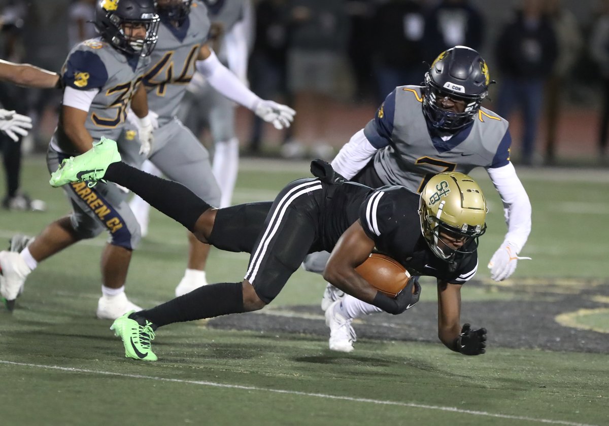 vcspreps's tweet image. Koen Glover rushed for 149 yards and three TDs and George Mann kicked a game-winning 26-yard field goal with 16 seconds left as St. Bonaventure won the Division 3 title. With 35-photo Gallery. @StBonaventureA1 @SeraphFootBall 
vcstar.com/story/sports/h…