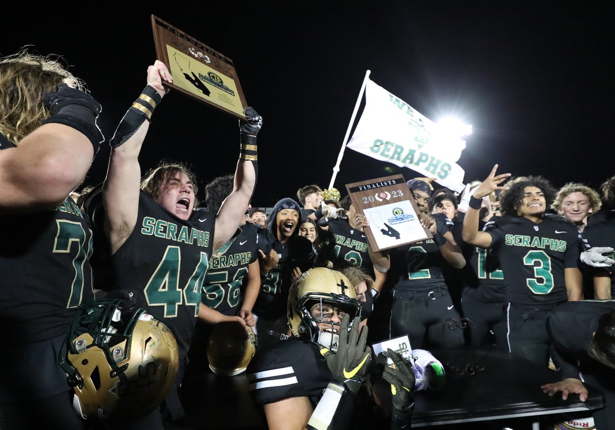 vcspreps's tweet image. Koen Glover rushed for 149 yards and three TDs and George Mann kicked a game-winning 26-yard field goal with 16 seconds left as St. Bonaventure won the Division 3 title. With 35-photo Gallery. @StBonaventureA1 @SeraphFootBall 
vcstar.com/story/sports/h…