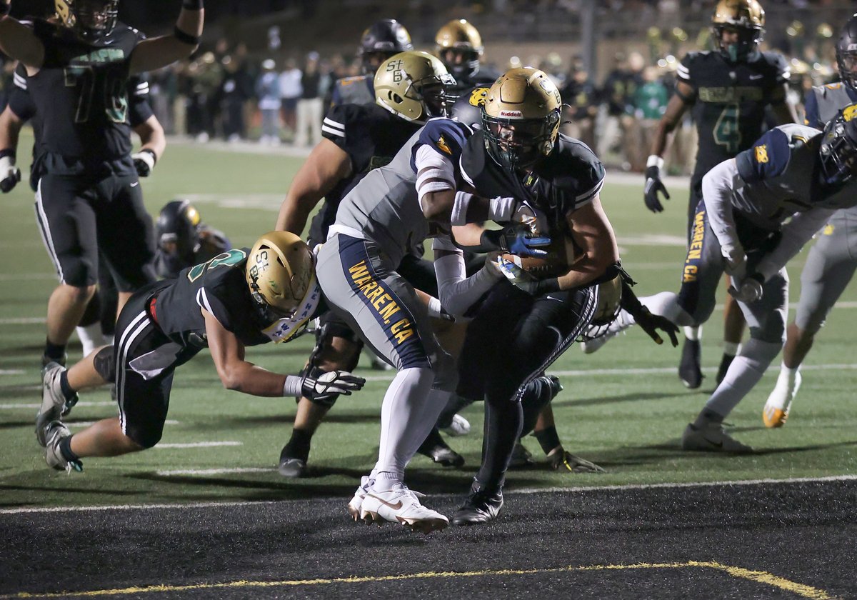 vcspreps's tweet image. Koen Glover rushed for 149 yards and three TDs and George Mann kicked a game-winning 26-yard field goal with 16 seconds left as St. Bonaventure won the Division 3 title. With 35-photo Gallery. @StBonaventureA1 @SeraphFootBall 
vcstar.com/story/sports/h…