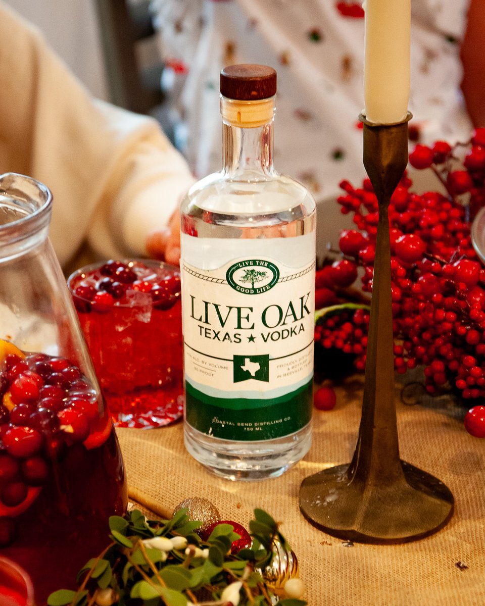 Tis' the season for joy and #TexasVodka holiday cocktails! With the Christmas countdown on, celebrate with a sip. 🎅🥂 #TisTheSeason #TexasSpirits #DrinkLiveOakVodka