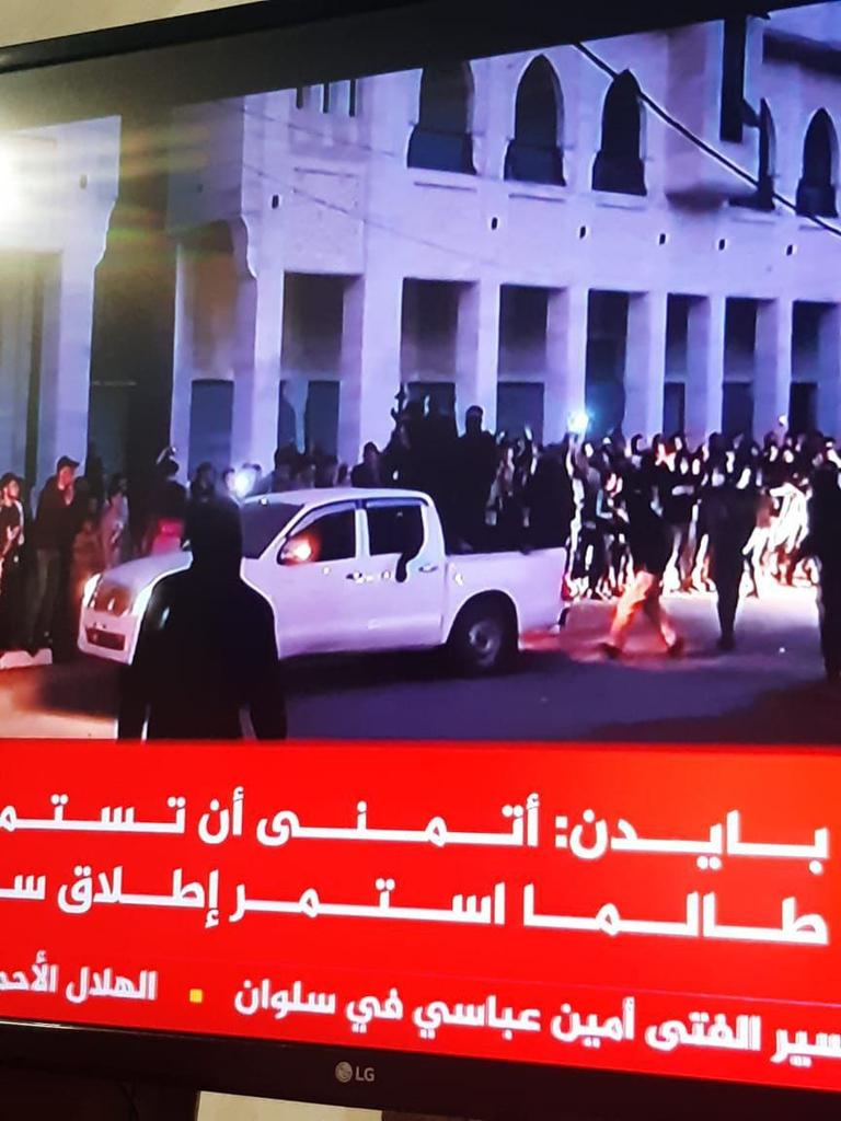 44Al_______2019's tweet photo. الخبير العسكري اللواء فايز الدويري:

 تسليم القسام الأسرى لديه اليوم بعد 50 يوماً في قلب غزة، وبسيارات المقاومين وبأسلحتهم هي رسالة في منتهى الذكاء، وتعني أنني لا زلت أمتلك إرادتي وأمتلك حرية القرار، ولا زلت قوياً ومتماسكاً https://t.co/VhY3YAwSTC