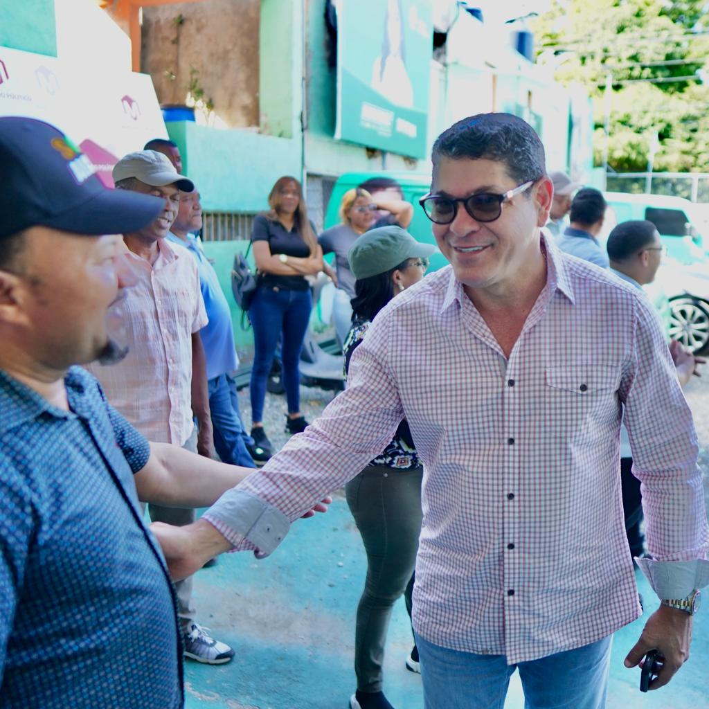 La presencia de Leonel Fernández en Santo Domingo Oeste es un acto de cercanía y solidaridad con Aquilino Serrata, hacia aquellos que han sufrido pérdidas. #LeonelEnSDO #FuerzaDelPueblo #LeonelFernández