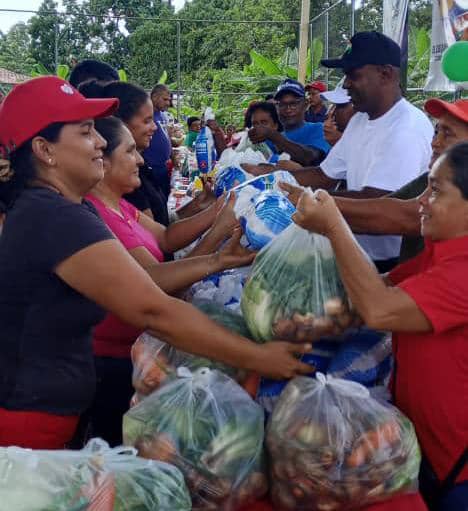 #Mérida | La Misión Alimentación a través de <a href="/MercalOficial/">Mercal Oficial</a> llevó a cabo la Feria del Campo Soberano, brindando atención a más de 5.000 familias del sector San Pedro parroquia Independencia del municipio Tulio Febres Cordero.

#VenezuelaMiaYTodaUnida