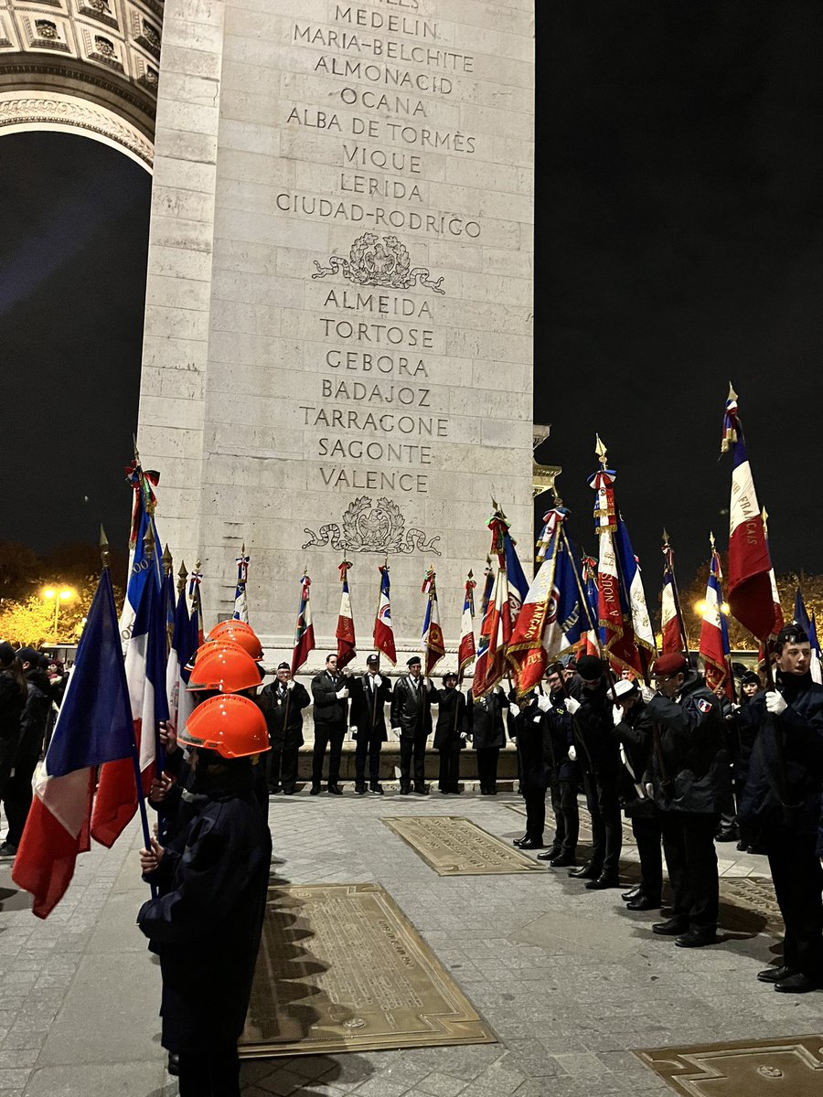 SF_paris11's tweet photo. Très belle cérémonie du ravivage de la flamme sous l’Arc de Triomphe organisée pas @SF_Siege . Nombreux portes drapeaux des comités d’Ile de France. https://t.co/yowVREQhwU