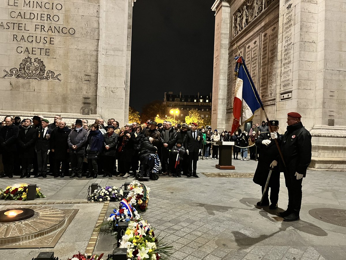 SF_paris11's tweet photo. Très belle cérémonie du ravivage de la flamme sous l’Arc de Triomphe organisée pas @SF_Siege . Nombreux portes drapeaux des comités d’Ile de France. https://t.co/yowVREQhwU