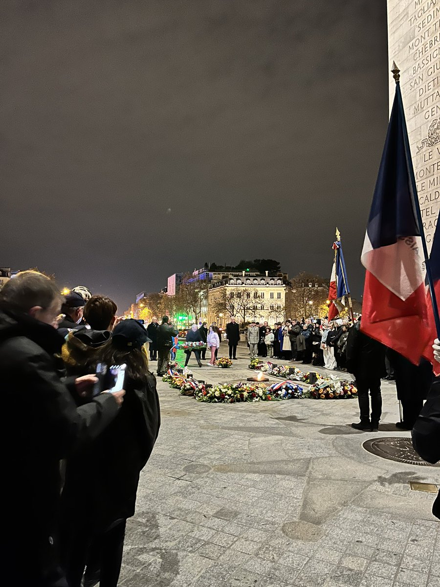 Très belle cérémonie du ravivage de la flamme sous l’Arc de Triomphe organisée pas <a href="/SF_Siege/">Le Souvenir Français</a> . Nombreux portes drapeaux des comités d’Ile de France.