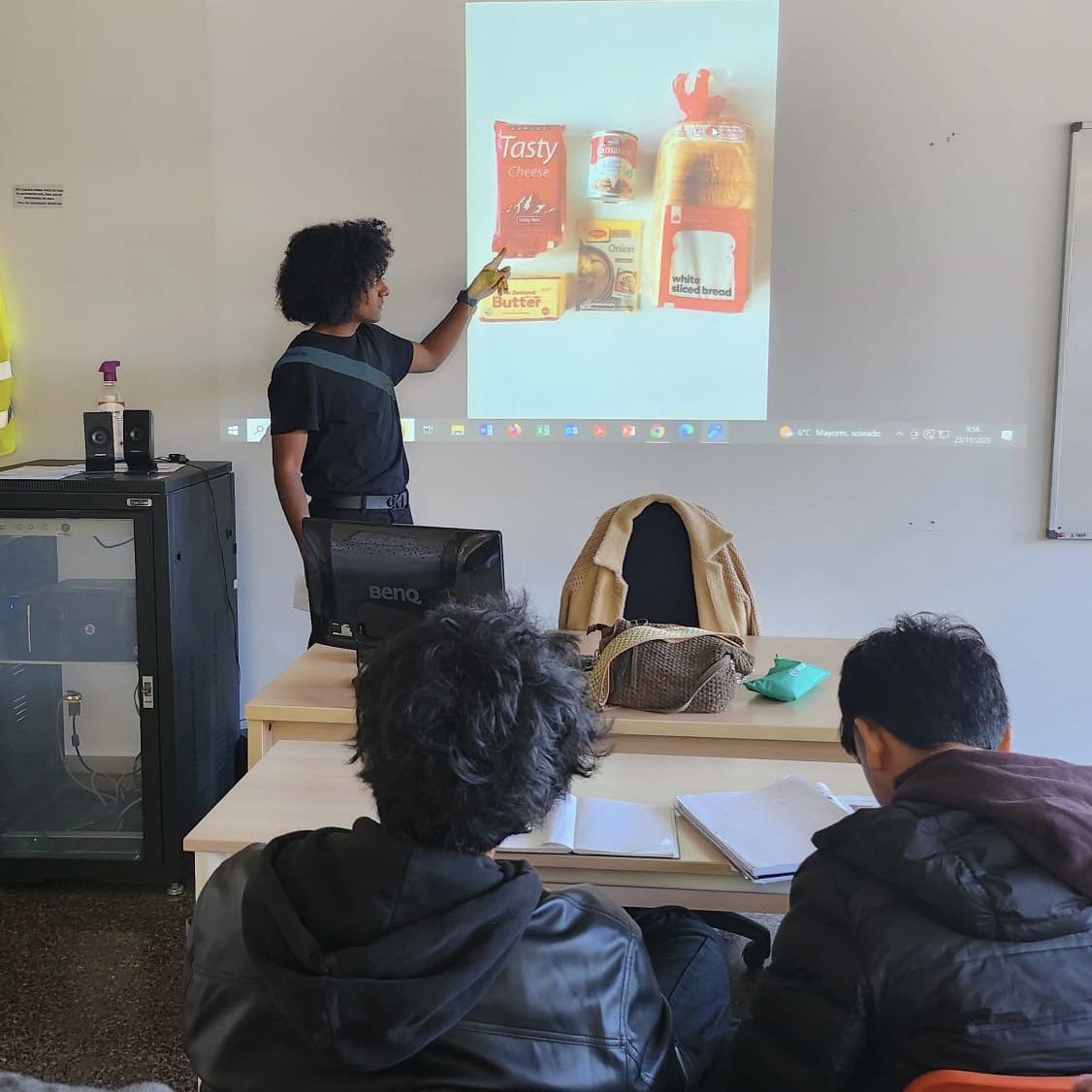 CdlUvigo's tweet photo. 🛒 This week, our LCA students have talked about doing the shopping in Vigo. 🍔

#centrodelinguasUVIGO @uvigo #internationaluniversity @campusspain #gettingusedtoit #lifeasaninternationalstudent https://t.co/5ODJibGTmd