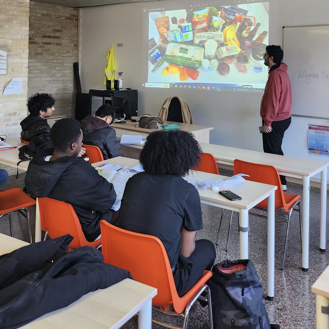 CdlUvigo's tweet photo. 🛒 This week, our LCA students have talked about doing the shopping in Vigo. 🍔

#centrodelinguasUVIGO @uvigo #internationaluniversity @campusspain #gettingusedtoit #lifeasaninternationalstudent https://t.co/5ODJibGTmd