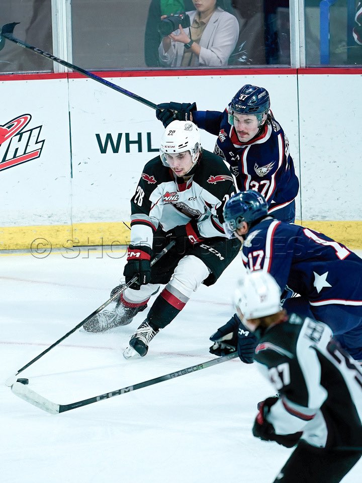 shotbug's tweet image. Vancouver Giants fell to the the Tri City Americans 5-2 in Langley, at the Langley Event Centre, Saturday, November 25, 2023. Photo:@WesleyAllenShaw  @WHLGiants @TCAmericans More photos at press.shotbug.com/p934991438