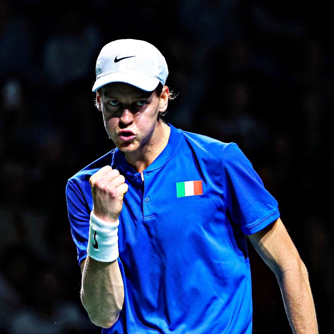 WeAreTennisITA's tweet photo. 🏆💙 ARNALDI IMMENSO, SINNER CI FA ALZARE LA COPPA DOPO 47 ANNI 💙🏆

Non doveva sbagliare. Non ha sbagliato. Jannik Sinner annienta De Minaur e consegna la Coppa Davis all’Italia aggiornando la storia del tennis italiano. Dopo gli eroi del 1976 in Cile, ci sono questi ragazzi che ci hanno fatto emozionare per tutta la settimana, fino alla finale vinta contro l’Australia, senza bisogno del doppio 🫶🏻

Una giornata che non dimenticheremo mai, iniziata con la lotta di Matteo Arnaldi. Aggressivo nel primo set, leggero nel secondo, ma poi capace di aggiudicarsi una battaglia di nervi. Scende all’inferno e risale con un successo 7-5, 2-6, 6-4 contro Popyrin dal valore inestimabile 💪

E che dire di Jannik Sinner, il nostro eroe. Lo sportivo più amato d’Italia in questi giorni. L’Italia è aggrappata a lui, lui parte alla grande, noi esplodiamo di gioia quando tiene il servizio dopo aver fatto il break, portandosi avanti 3-1 contro De Minaur. Da lì è tutto in discesa e bastano due set (6-3, 6-0) per far partire la festa 🎾

SIAMO CAMPIONI 🇮🇹🇮🇹🇮🇹🇮🇹

🎾 #DavisCup#DavisCupFinals #Italia #Sinner #JannikSinner #arnaldi #WeAreTennis #tennis #tennisphotos #tennismatch #tennisplayer #tennislover #tennisworld