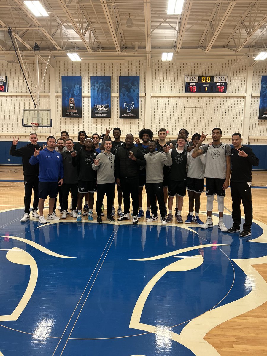 Loved having <a href="/UBuffaloMBB/">Buffalo Men's Basketball</a> great <a href="/CBetts34/">Calvin Betts</a> in the building today!!! #UBhornsUP🤘🏼