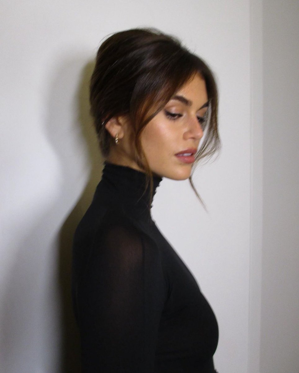 thesoftestaura's tweet photo. kaia gerber wearing alaïa fw23 rtw https://t.co/eX5jn5vkWJ