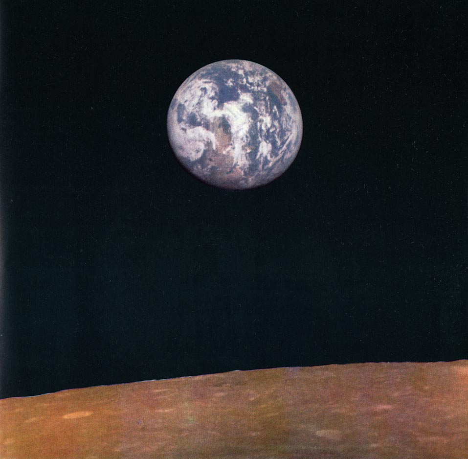 M25016096's tweet photo. 🔴 La SUPERFICIE LUNARE fotografata da Apollo 11 nel 1969 (foto a destra) appare GRIGIA (come in tutte le foto NASA delle missioni Apollo), ma fotografata nello stesso anno dalla sonda sovietica Zond 7 (foto a sinistra) appare GIALLA-ARANCIONE. Gialla-arancione appare anche nelle recenti foto lunari cinesi, come del resto la sabbia dei deserti della nostra Terra (che ha la stessa  composizione geologica della Luna).
Perciò una delle due serie di foto è probabilmente falsa.
La verità era sotto gli occhi di tutti fin dal 1969, ed era possibile coglierla!
Ma un'ondata di entusiasmo irrazionale creata ad arte impedi' di vederla  ...