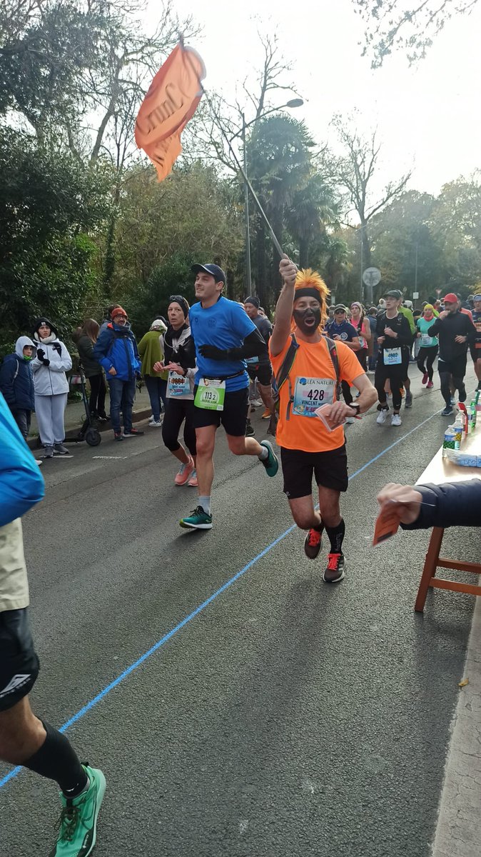 MDieggg's tweet photo. Aujourd'hui, #marathon de #larochelle où j'ai fait le show pour donner de la visibilité au #CrunC project de @run24hchallenge .
Voyez-vous ce que tient la personne en bas à droite de la photo ?
Tout les détails du #CrunC sont sur: 
https://t.co/f2KLznCJe4 https://t.co/Os9TsNYhCz