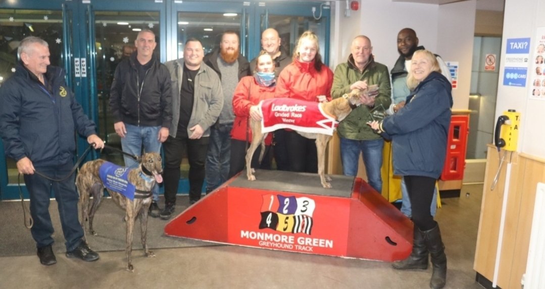 Red Jellybean was last night's winner of the Home Run Hounds trophy. Our Bubble had to have a podium experience too💖🐾
#greyhoundsmakegreatpets