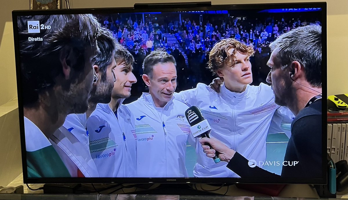 AntonellaNapoli's tweet photo. Dopo 47 anni l’Italia vince di nuovo la #CoppaDevis. Bellissima vittoria. Meritata. Grande #JannikSinner. Bravissimi tutti. L’Italia è la squadra più forte del tennis mondiale. Sembra un sogno ma è realtà. Punto. È così difficile riuscire a provare un tale orgoglio. Godiamocelo. https://t.co/x4auNPePgZ