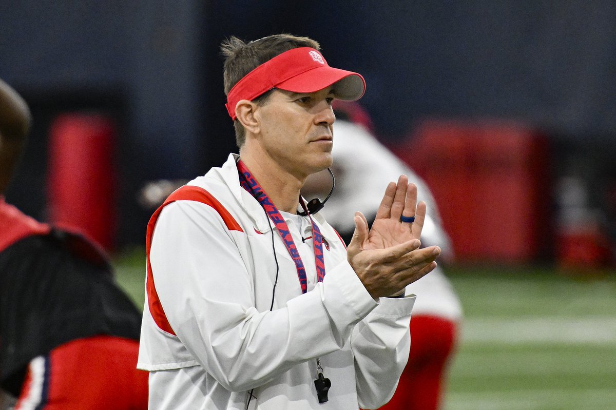 Houston_Coogs's tweet image. 🚨 #BreakingNews 🚨 
Sources indicate the University of Houston is eyeing potential successors for head football coach Dana Holgorsen! 🏈

Among the top candidates: Curt Cignetti (Liberty), Willie Fritz (Tulane), and Jamey Chadwell (Liberty). 🤔 Who will take the reins at UH? 🐾