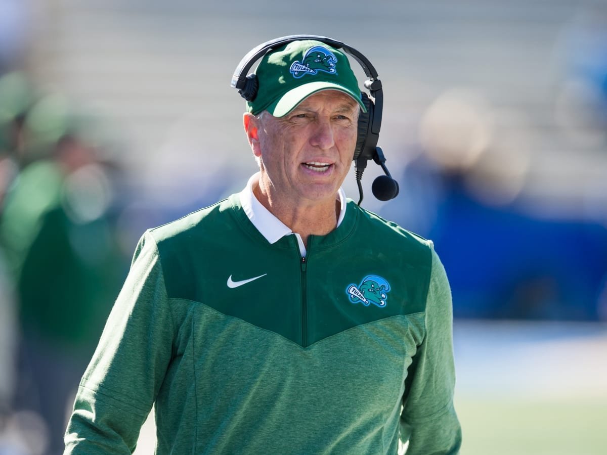 Houston_Coogs's tweet image. 🚨 #BreakingNews 🚨 
Sources indicate the University of Houston is eyeing potential successors for head football coach Dana Holgorsen! 🏈

Among the top candidates: Curt Cignetti (Liberty), Willie Fritz (Tulane), and Jamey Chadwell (Liberty). 🤔 Who will take the reins at UH? 🐾