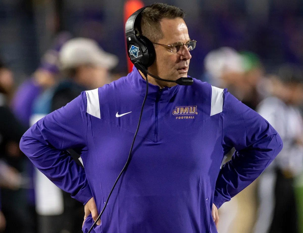 Houston_Coogs's tweet image. 🚨 #BreakingNews 🚨 
Sources indicate the University of Houston is eyeing potential successors for head football coach Dana Holgorsen! 🏈

Among the top candidates: Curt Cignetti (Liberty), Willie Fritz (Tulane), and Jamey Chadwell (Liberty). 🤔 Who will take the reins at UH? 🐾