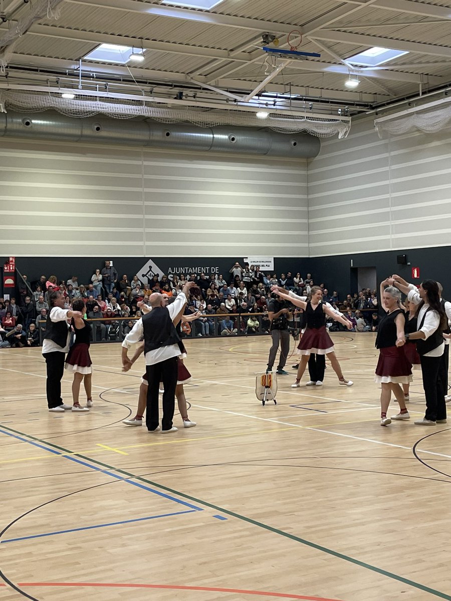 A la Final del Campionat de #sardanaesportiva de Punts Lliures a <a href="/ajsantcugat/">Aj. Sant Cugat</a> com a <a href="/Capital_Sardana/">Capital de la Sardana</a> i totes les colles han mostrat un gran nivell. Felicitats a les campiones: Xiroia, Cabirols, Mirant al Cel i Aires Gironins <a href="/grup_maig/">Grup Sardanista Maig</a> @confsardanista <a href="/cultpopular_cat/">Cultura Popular</a>