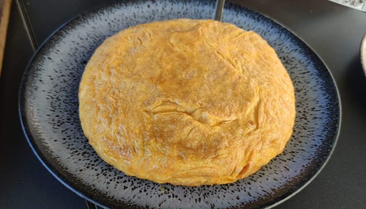 Sabemos que el frío es puñetero pero dejéis de meterle algo al cuerpo, como por ejemplo tortilla

𝐓𝐚𝐛𝐞𝐫𝐧𝐚 𝐝𝐨 𝐂𝐚𝐦𝐩𝐨 (𝐎 𝐁𝐮𝐫𝐠𝐨)
👉 aunpillastortillas.com/taberna-do-cam…