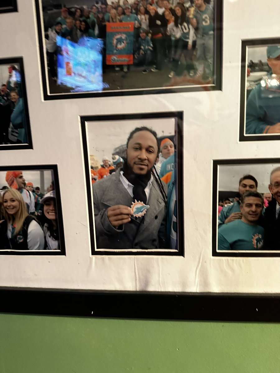 robertandreu's tweet image. Loved my time in NYC watching the @MiamiDolphins ! Stopped in to @Slatterys111 and look who I saw on the wall @OmarKelly