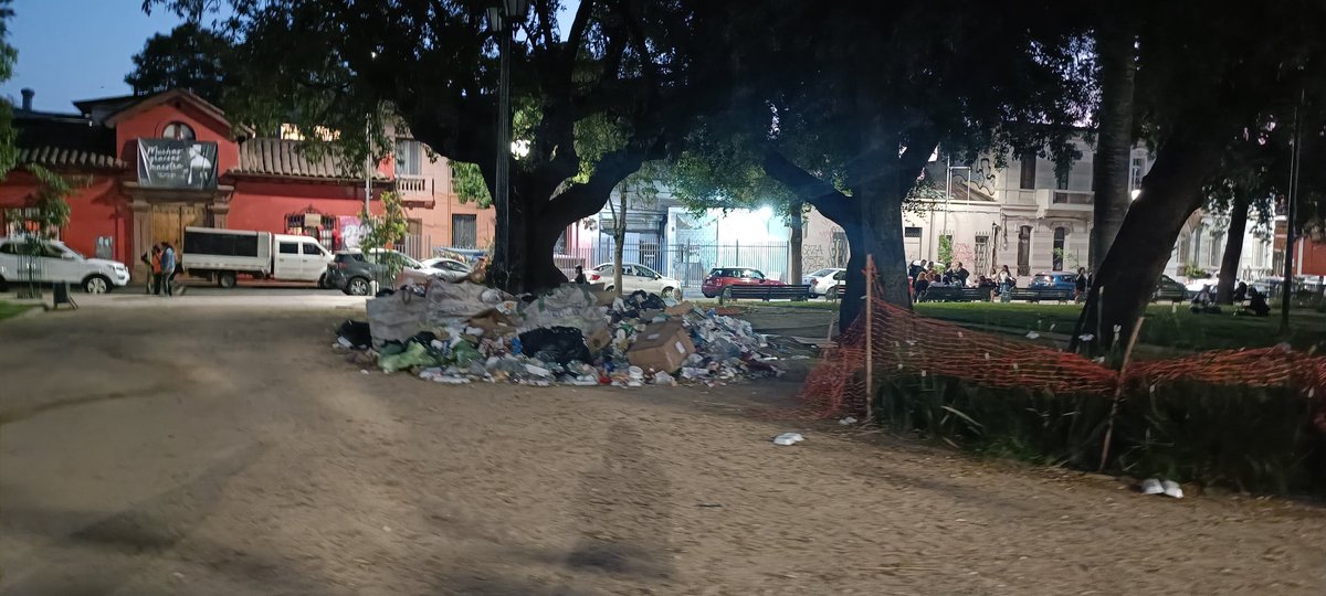 CBarrioBrasil22's tweet photo. Hasta cuándo seguiremos así?!

@IraciHassler 
@Equipo_Iraci 
@Orrego 
@GabrielBoric 
@STGOSeLevanta 
@ana_maria_yanez 
@CamilaDavagnino 
@Santiago_Mekis 
@meganoticiascl 
@Plazadarmas13 
@BFranklinHuemul 
@SantaIsabelStgo 
@SantaIsabelStgo https://t.co/e58t86AFiV