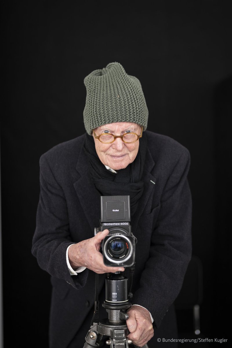 KanzlerScholz's tweet image. Das Lebenswerk von Konrad R. Müller ist einzigartig. Er hat alle deutschen Kanzler und die Kanzlerin fotografiert – immer analog und in Schwarz-Weiß.

Am Samstag ist Konrad R. Müller verstorben. Sein fotografischer Spiegel unserer Geschichte wird die Erinnerung an ihn wachhalten.