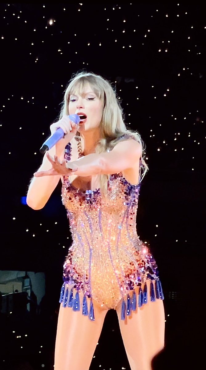 dudatpeixoto's tweet photo. a photo of taylor swift you’ve never seen before because i took it https://t.co/Zs7qSgXJxY