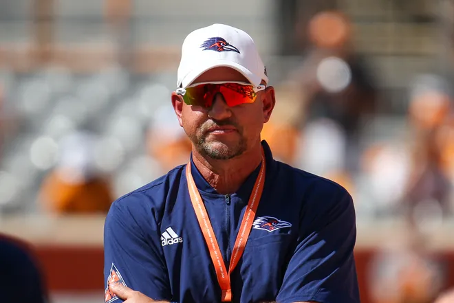 Houston_Coogs's tweet image. The plot thickens! 🤔Rumors swirling that UTSA head coach Jeff Traylor is in the mix as a lead candidate for the University of Houston's top spot. 🤯👀 Traylor's impact at UTSA speaks volumes! Can he bring the same magic to the Cougars? 🤞🔥 #JeffTraylor #CoachingRumors