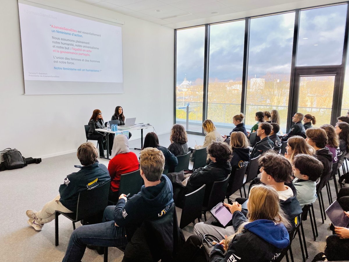 JamaisSansElles's tweet photo. À Metz, @tfsalomon et @NatachaQS ont également animé un atelier sur la philosophie humaniste, les actions de #JamaisSansElles et du pôle jeunesse du mouvement. 
Nous avons abordé la problématique des bais, notamment sexistes, dans l’intelligence artificielle et les data avec @SachaQS. 
À cette occasion, nous avons présenté la campagne d'affichage réalisée par @HavasParis et la démarche initiée par JSE contre les biais sexistes dans l'#IA. Puis débattu avec les étudiants sur l'engagement citoyen. #Étudiants #ÉgalitéFH #CNJE