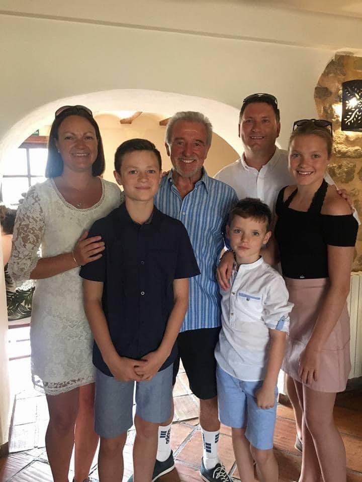 We had the pleasure of meeting Terry Venables when we dined at his restaurant, La Escondida in 2017. What a lovely, lovely man. Took a real interest in chatting to our 3 and asking the boys about their football. #RIPElTel