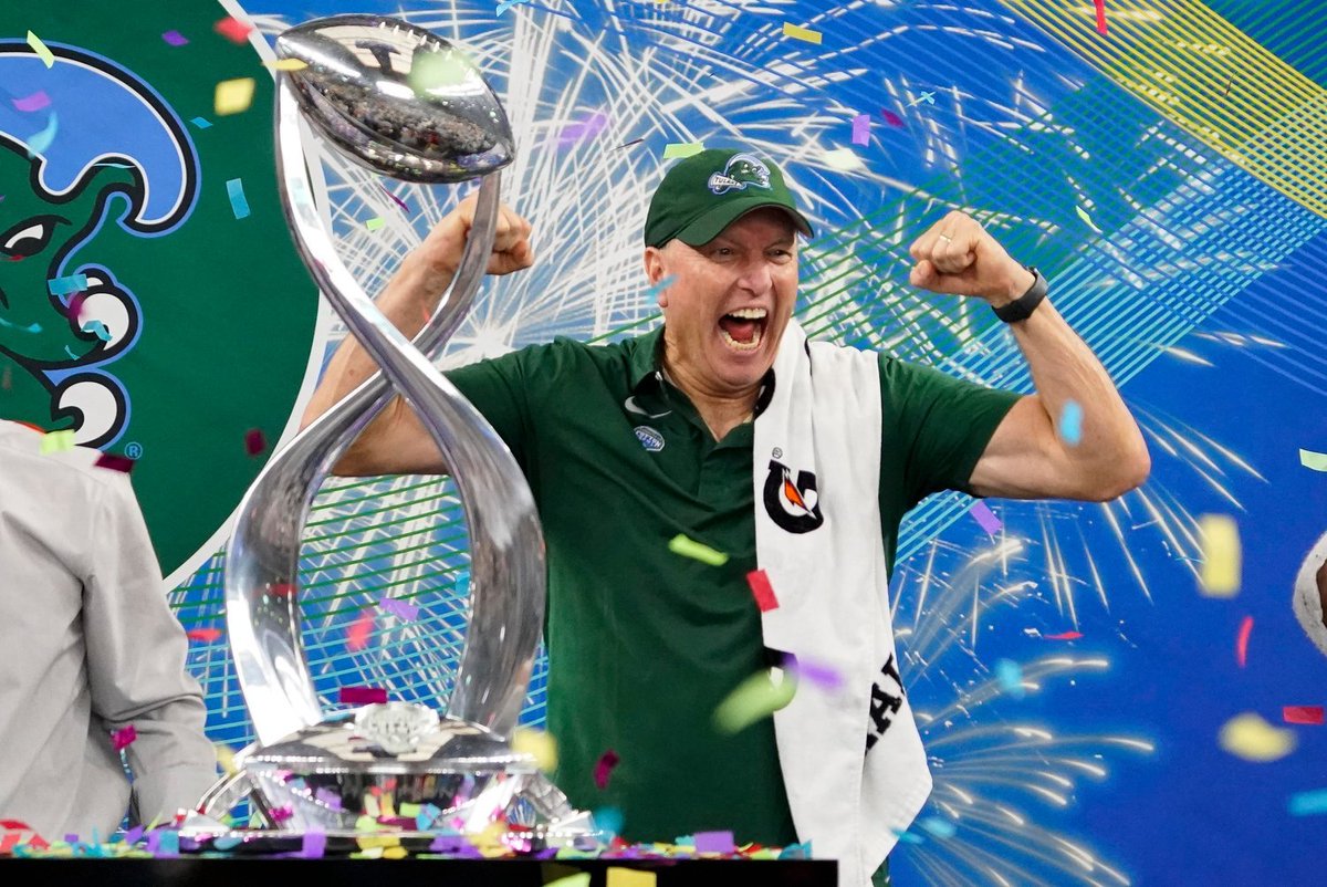 Houston_Coogs's tweet image. 🚨 The coaching carousel is spinning faster! 🔄 Sources hint that Willie Fritz is gaining serious traction for Houston's head coaching gig.

Fritz has led the Green Wave to back-to-back conference championship appearances with a record of 23-3. Could he be next in line at UH?