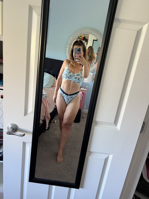 Onlyfans is still on sale https://t.co/hups0hVFGj