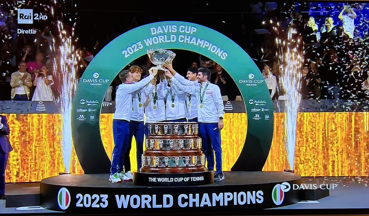 Roberto_Russo1's tweet photo. Campioni del mondo!!! 
🏆🇮🇹🎾
#CoppaDavis #DavisCupFinal https://t.co/UwmDMQk9m6