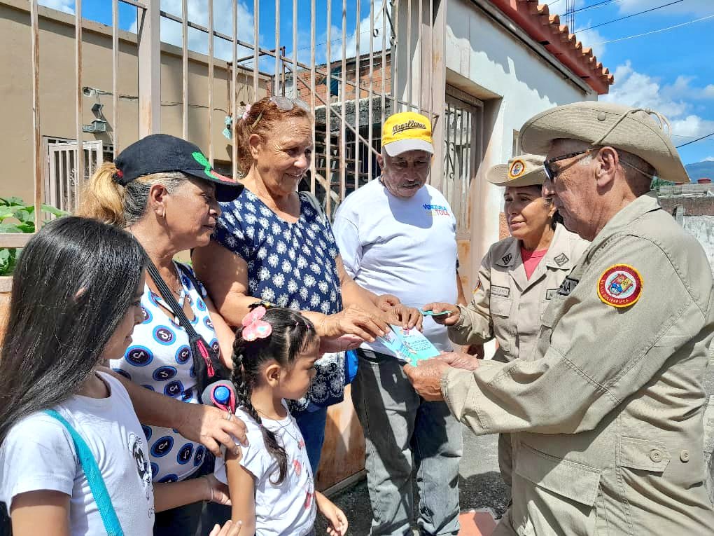 🇻🇪 #VenezuelaMíaYTodaUnida ¡El Esequibo es nuestro y NO se vende! En #Naguanagua seguimos activos en el volanteo explicando importancia de participación referéndum del #3Dic @NicolasMaduro @gonzalez10ana_ @Milicia_B1 @opermarcano4 @dcabellor @MinMujerVe