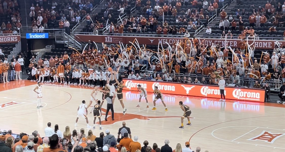gym_picker's tweet photo. Where in the gym are you?
#OpeningTap #HookemHorns
@TexasMBB https://t.co/dY8qpyvM2R