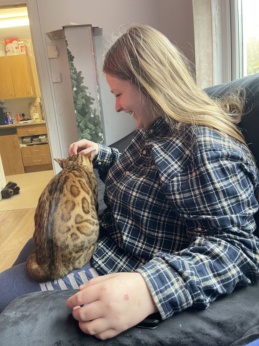 maddieslost8's tweet photo. My middle child was honoured today cause this little girl seen fit to sit on her lap for some fussing, trust me this is so unusual for her cause she normally chases after her an wraps her self round her legs or an arm xx https://t.co/XVxAJyBKUt