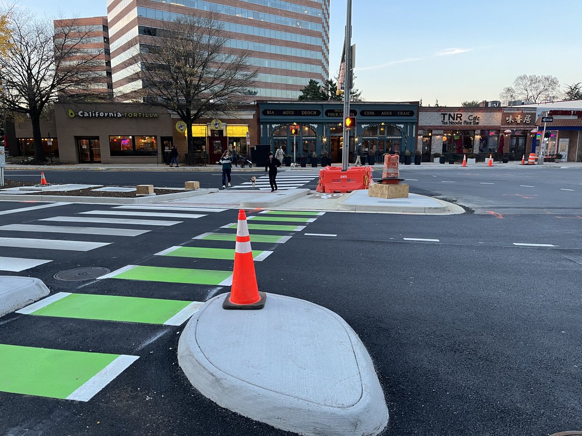 Wash_cycle's tweet photo. New protected intersection at Clarendon and Courthouse in Arlington. https://t.co/Si2G0HvDpc