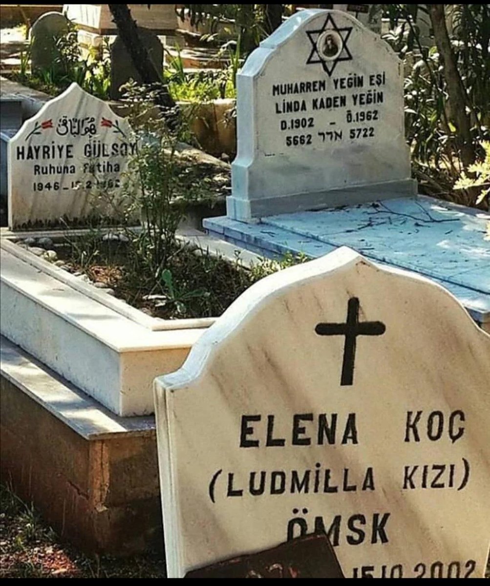 DailyTurkic's tweet photo. In Istanbul, Türkiye, people of Muslim, Jewish, and Christian faiths share the same graveyard. https://t.co/sr2PvPp8YG