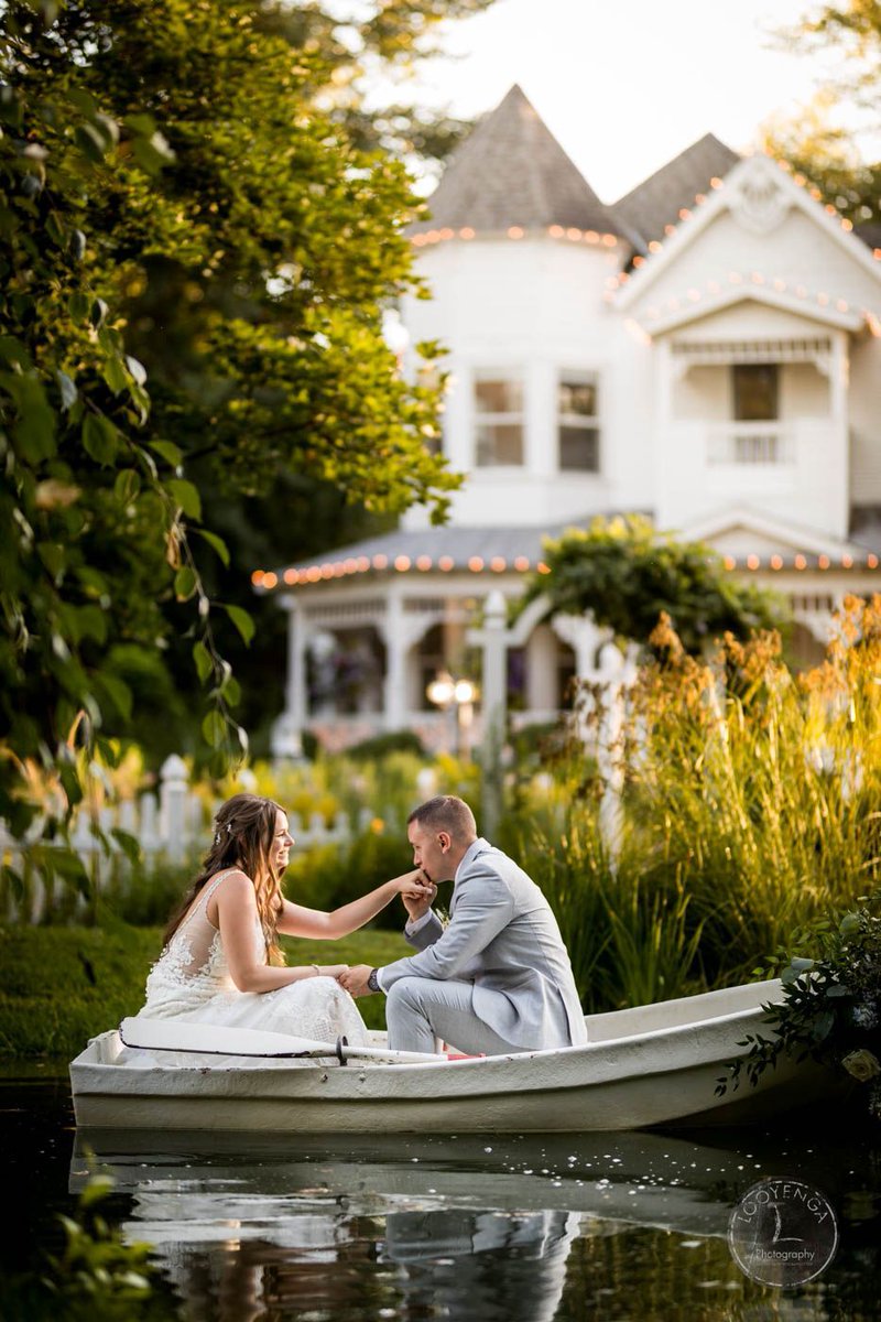 Fairytale shot! 😍 bit.ly/46LwLqm #Coeurdaleneweddingphotographer #pnwweddingphotographer #coeurdalenephotographer #spokaneweddingphotographer #spokaneelopementphotographer #spokanephotographer #pnwelopment #cdaweddingphotographer #spokanecouplesphotographer