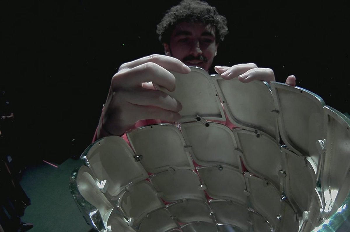 TearOffFR's tweet image. Francesco Bagnaia a posé sa plaque le trophée des champions du monde de MotoGP lors de la cérémonie de fin de saison ! 🏆

#MotoGP #ValenciaGP