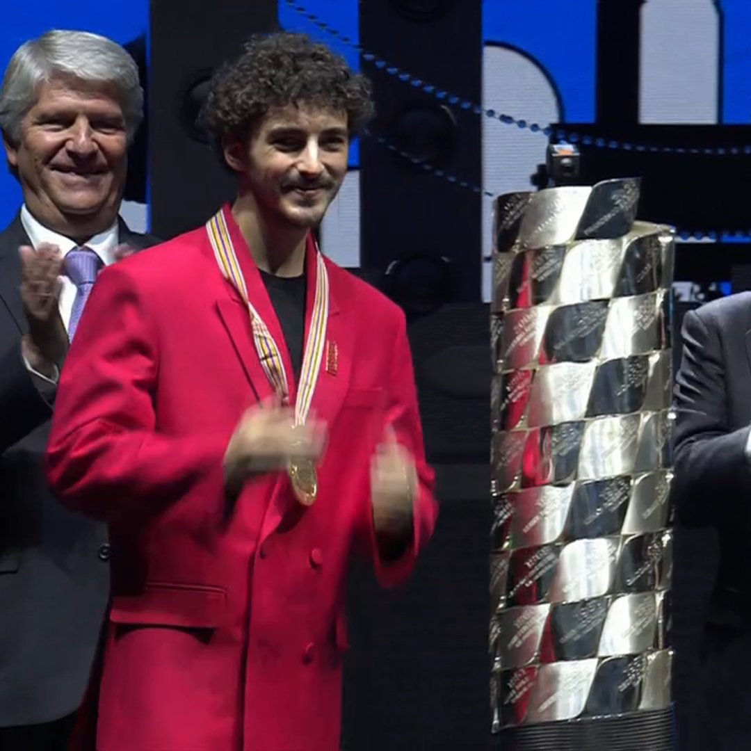 TearOffFR's tweet image. Francesco Bagnaia a posé sa plaque le trophée des champions du monde de MotoGP lors de la cérémonie de fin de saison ! 🏆

#MotoGP #ValenciaGP