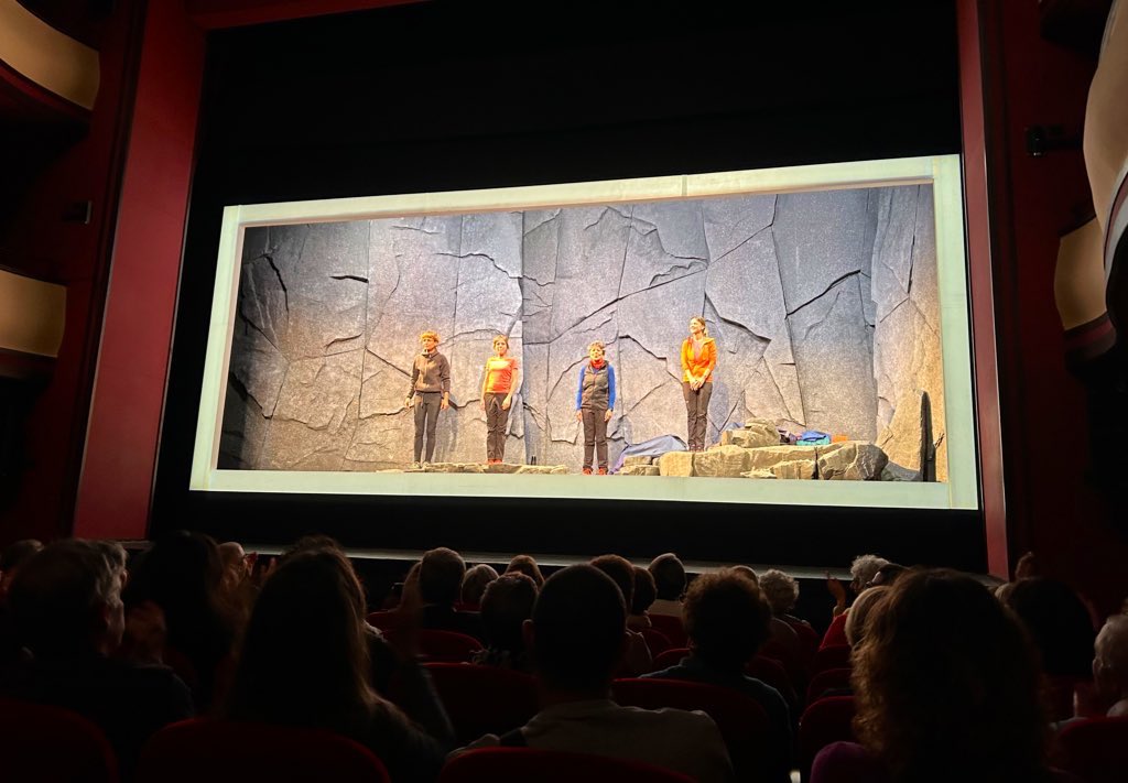 Tarda de teatre d’entreteniment de qualitat amb #Fitzroy. Un repartiment femení de primera que ens porta al cim a través de rialles i silencis, conflictes, reptes, cooperació i superació. <a href="/MiriamIsclaNews/">Míriam Iscla News</a> <a href="/SilviabelB/">Sílvia Bel</a> <a href="/saraespigul/">Sara Espigul</a> <a href="/mimariera/">Mimariera</a> 👏🏻 A partir del 20/12 al Teatre Borràs.