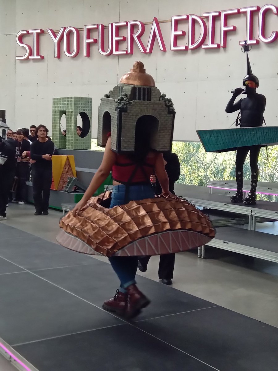 Muy buena la performance en el MUAC, "Si yo fuera un edificio", felicidades  a <a href="/ximenalabra/">Ximena Labra</a>  !! <a href="/muac_unam/">MUAC</a>